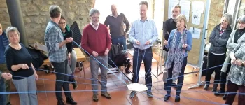 An einem Strang ziehen. Mit der OJC unterwegs. Bild von OJClern beim Turmbauspiel.