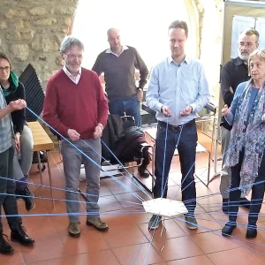 An einem Strang ziehen. Mit der OJC unterwegs. Bild von OJClern beim Turmbauspiel.