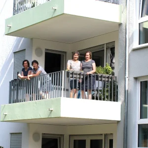 Entschieden für ein Miteinander der Generationen. Bild von Claudia Groll und Friederike Klenk auf einem Balkon.