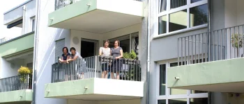 Entschieden für ein Miteinander der Generationen. Bild von Claudia Groll und Friederike Klenk auf einem Balkon.