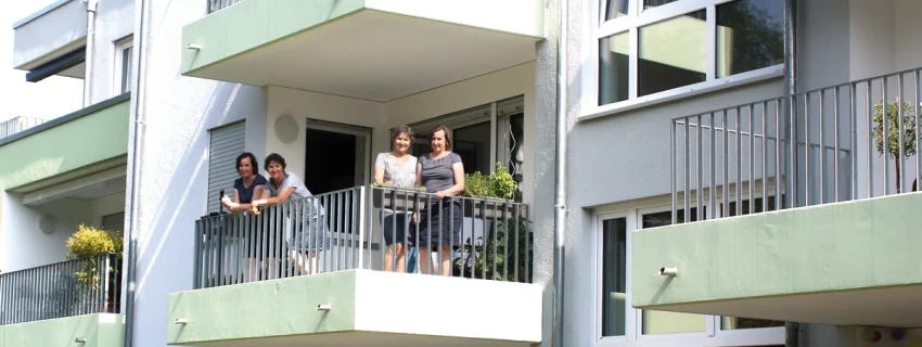 Entschieden für ein Miteinander der Generationen. Bild von Claudia Groll und Friederike Klenk auf einem Balkon.