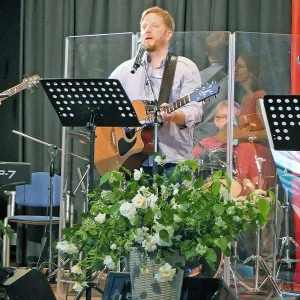 Musiker auf einer Bühne beim Lobpreis