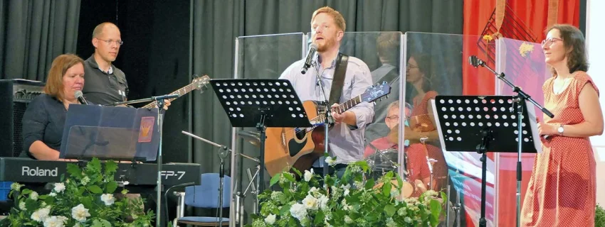 Musiker auf einer Bühne beim Lobpreis