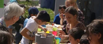 Kinder beim Basteln in einer Plattenbausiedlung