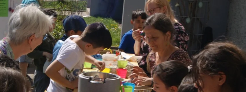 Kinder beim Basteln in einer Plattenbausiedlung