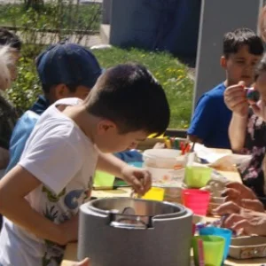 Kinder beim Basteln in einer Plattenbausiedlung