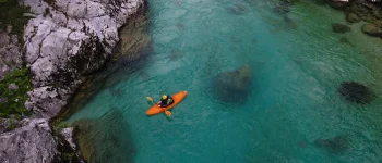 Mann in Kajak auf einem See