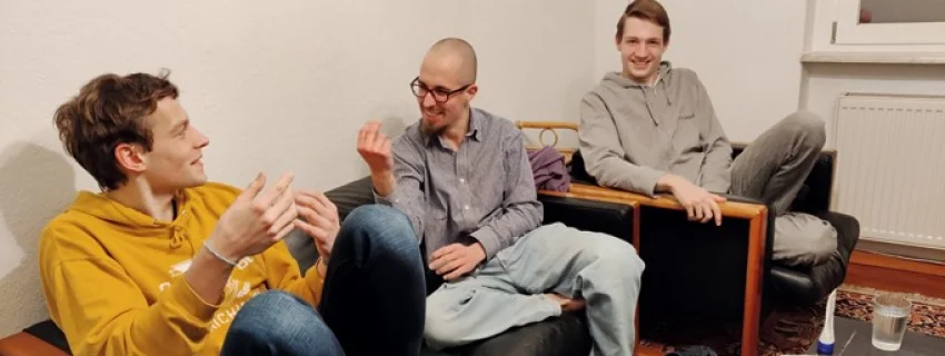 Silas, Christian und Niklas auf einem Sofa in der Männer-WG